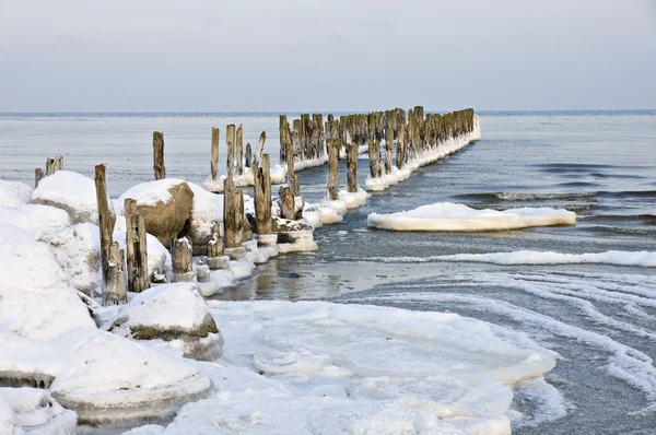 Alte Seebrücke im Winter. — Stockfoto
