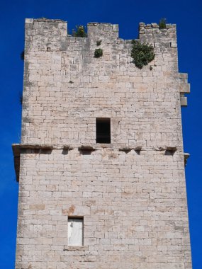 terk edilmiş bir kule. Giovinazzo.