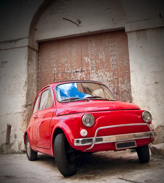 Röda klassiska bilen. — Stockfoto