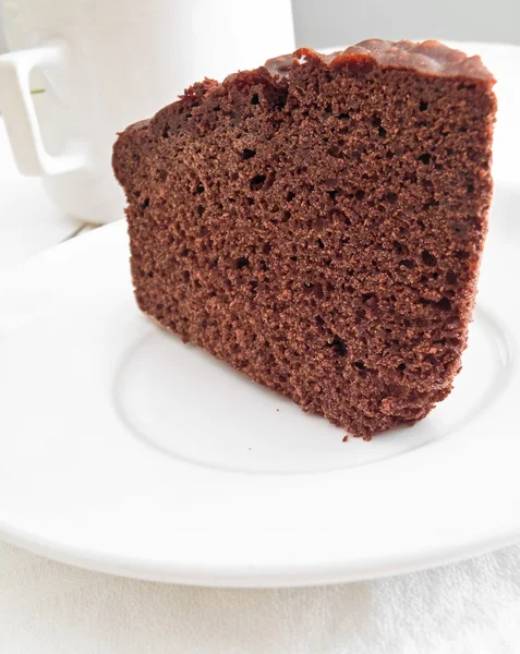 Fetta di torta al cioccolato a colazione . — Foto Stock