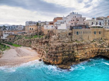 panoramik polignano bir kısrak. Apulia.