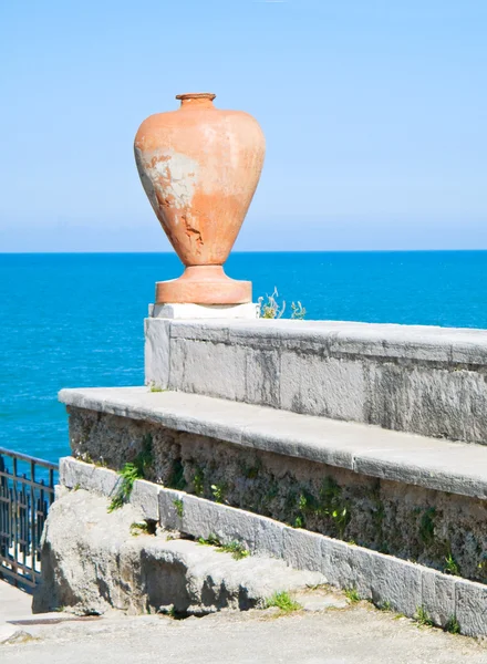 Earthenware amphora on the sea. — Stock Photo, Image