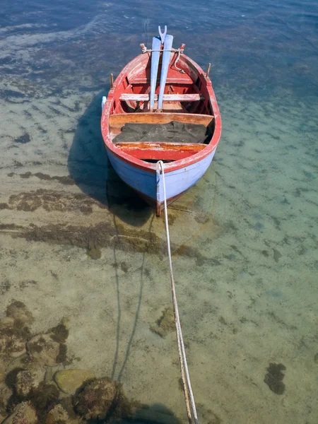Kolorowe łodzią w morze jasne. — Zdjęcie stockowe