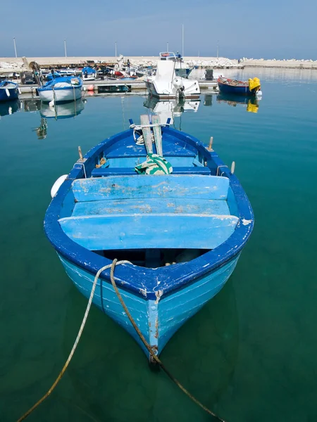 Barco de remos azul en mar claro . — Foto de Stock