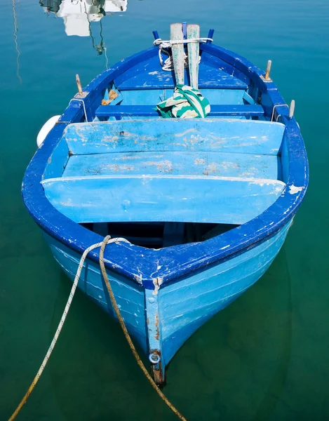 Blaues Ruderboot in klarem Meer. — Stockfoto