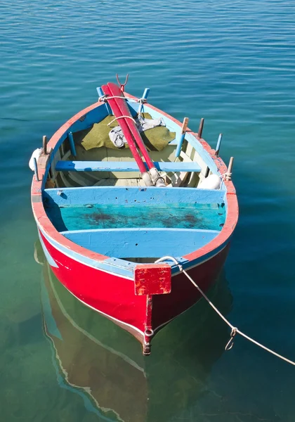 Färgade roddbåt i klar sjö. — Stockfoto