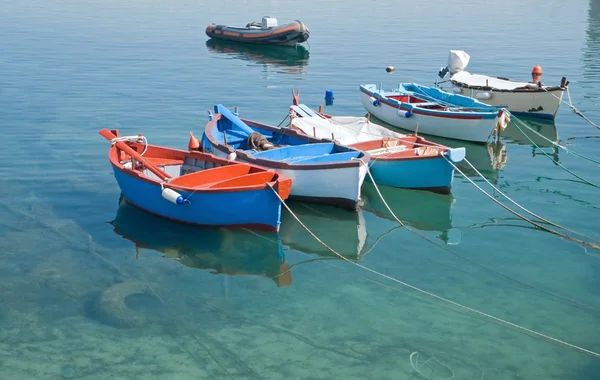 Botes de remos en mar despejado . — Foto de Stock