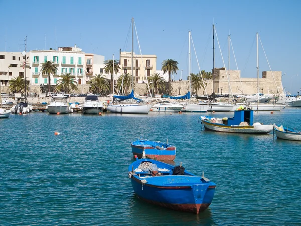Boten op de oude haven van bari. Apulië. — Stockfoto