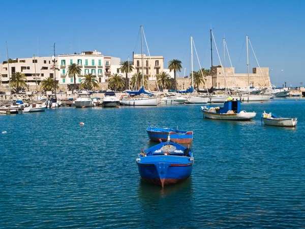 Puerto viejo con botes de remos. ¡Bari! Apulia . — Foto de Stock