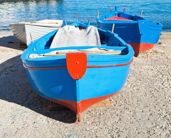 Boten afgemeerd in monopoli seaport. Apulië. — Stockfoto