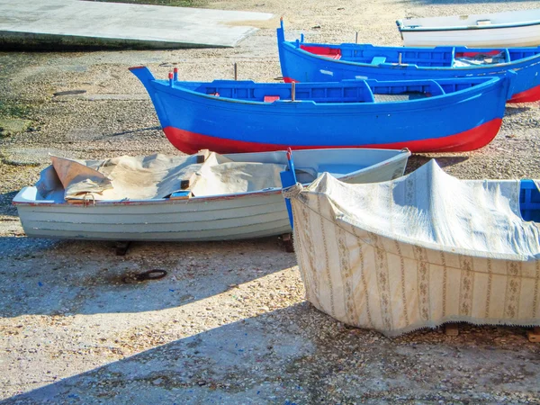 Båtar på monopoli turist seaport. Apulien. — Stockfoto