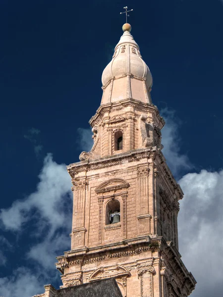 Колокольня. Монопольский собор. Апулия . — стоковое фото