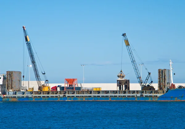 Navire cargo. Port de Monopoli . — Photo