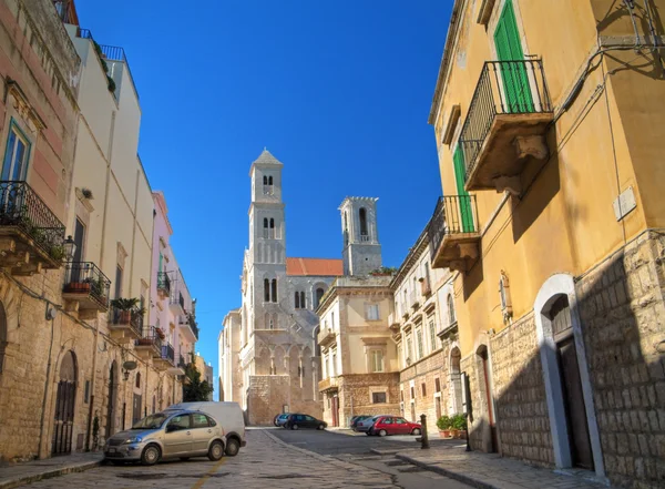 Náměstí s katedrálou. Giovinazzo. Apulie. — Stock fotografie
