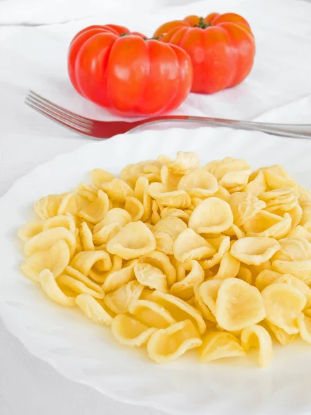 Orecchiette och tomater. — Stockfoto