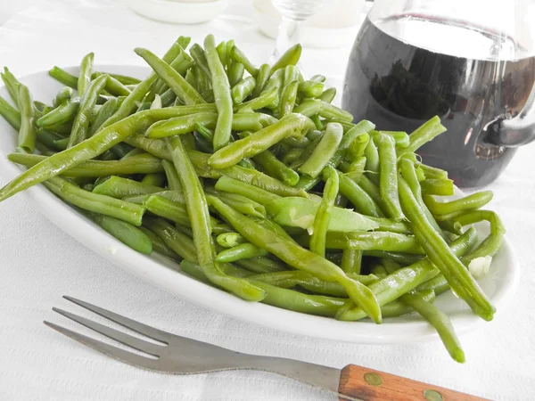 Gröna bönor sallad med gaffel på middag. — Stockfoto