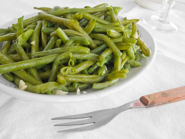 Gröna bönor sallad på vit maträtt. — Stockfoto