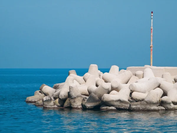 Rompeolas en el mar azul . — Foto de Stock