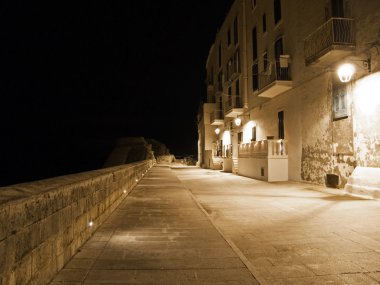 gece deniz kıyısında. Monopoli. Apulia.
