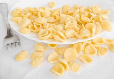 Orecchiette beyaz çanak üzerinde.