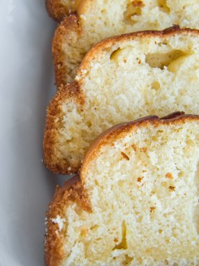 plumcake üzerinde beyaz tabak.