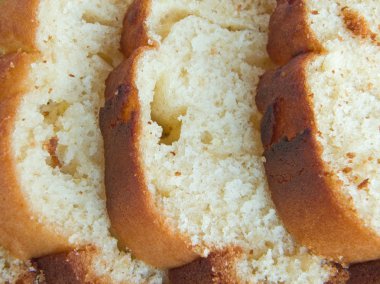 plumcake üzerinde beyaz tabak.