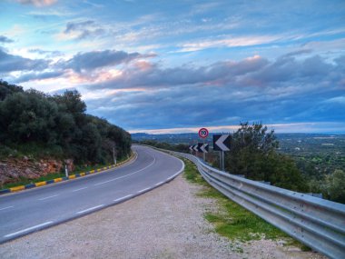 Dağ yolu.