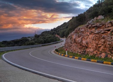 gün batımında dağ yolu.