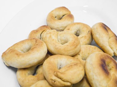 simit haşlanmış İtalyanca: taralli.