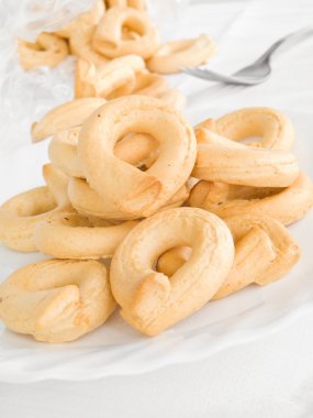 simit haşlanmış İtalyanca: taralli.