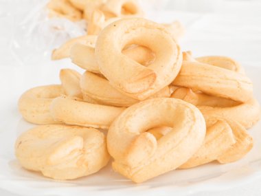 simit haşlanmış İtalyanca: taralli.