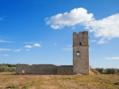 terk edilmiş bir kule. Giovinazzo. Apulia.