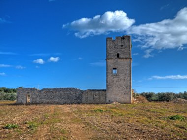 terk edilmiş bir kule. Giovinazzo. Apulia.