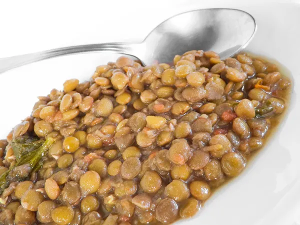 Zuppa di lenticchie con cucchiaio su piatto bianco . — Foto Stock