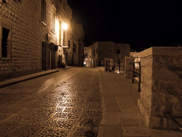 Eenzaam steegje per nacht. Giovinazzo. Apulië. — Stockfoto