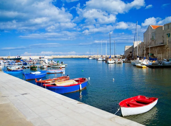 Giovinazzo turistického přístavu. Apulie. — Stock fotografie