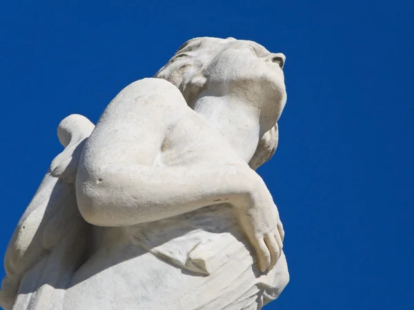 Mramorová socha na modré obloze. — Stock fotografie