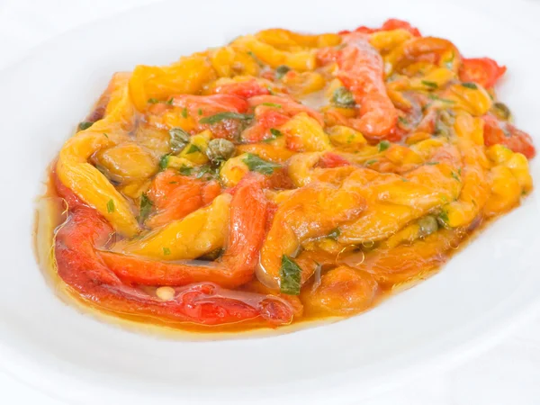Gerösteter Paprika-Salat auf weißem Teller. — Stockfoto