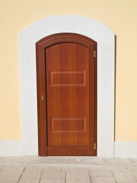 Drewniane drzwi wejściowe. — Zdjęcie stockowe