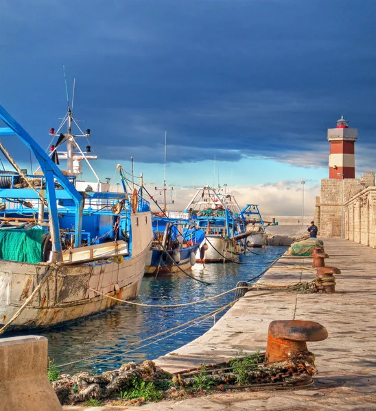 Monopoli turistického přístavu. Apulie. — Stock fotografie