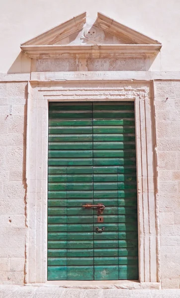 Porte d'entrée de l'église de la mort. Molfetta. Pouilles . — Photo