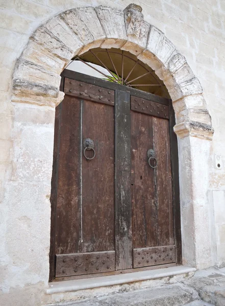 Porta da frente antiga de madeira . — Fotografia de Stock