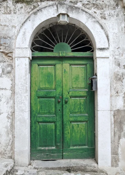 Verde antigua puerta principal . —  Fotos de Stock