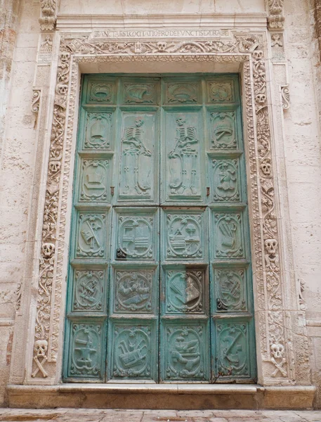 Araf kilisenin Portal. Monopoli. Apulia. — Stok fotoğraf