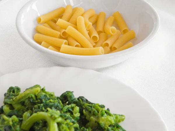 Gekookte rapen met pasta. — Stockfoto