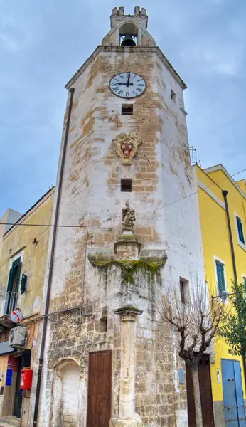 Monopoli clocktower. Apulien. — Stockfoto