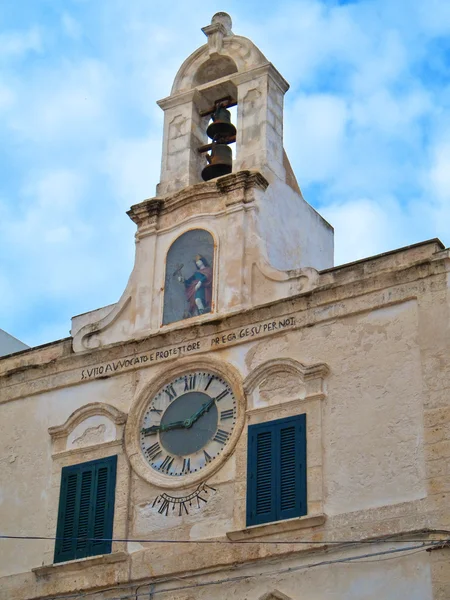 Věž s hodinami. Polignano mare. Apulie. — Stock fotografie