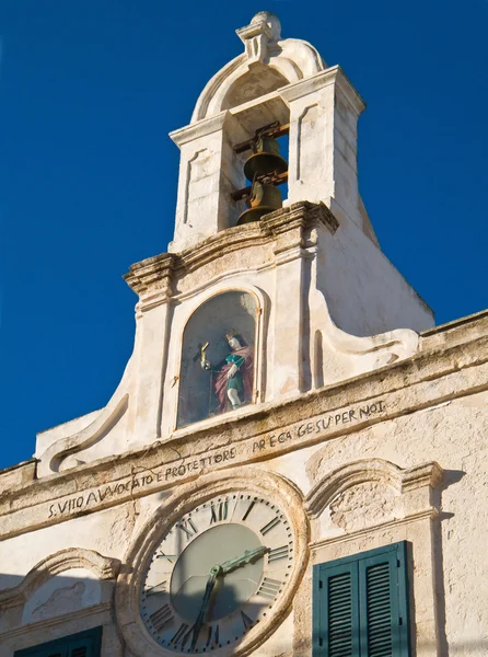 Věž s hodinami. Polignano mare. Apulie. — Stock fotografie