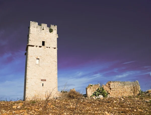 Elhagyatott torony. Giovinazzo. Puglia. — Stock Fotó