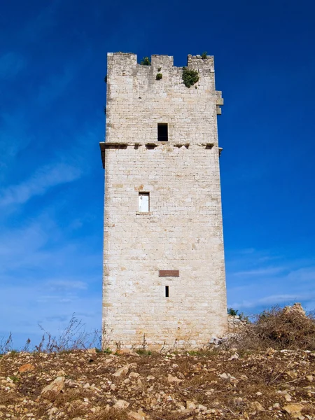Terk edilmiş bir kule. Giovinazzo. Apulia. — Stok fotoğraf